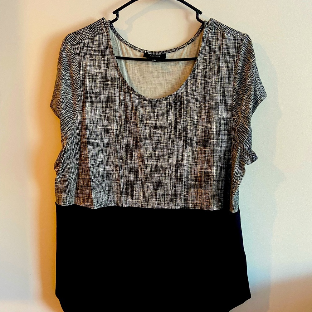 Black + white stretchy short-sleeved shirt